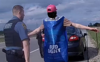 Курйоз дня: чоловіка у костюмі пива заарештували за водіння у нетверезому вигляді