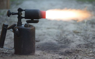 У Києві чоловік бив і катував співмешканку паяльною лампою