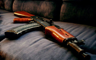 Не є кримінальним правопорушенням зберігання вогнепальної зброї, якщо воно пов’язане із захистом держави – Верховний Суд