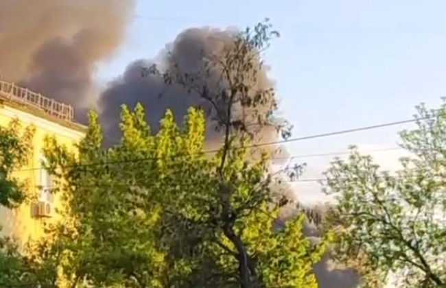 Піднімається стовп диму: в окупованому Луганську пролунали вибухи, відео