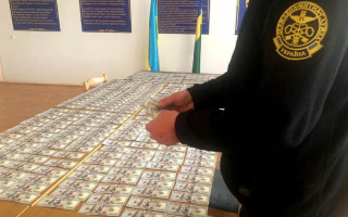 Чоловік намагався незаконно ввезти в Україну валюти на 3,7 млн грн