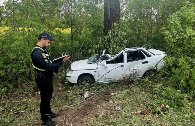 Взял авто родителей и, не справившись с управлением, въехал в дерево: на Киевщине расследуют ДТП с участием несовершеннолетних