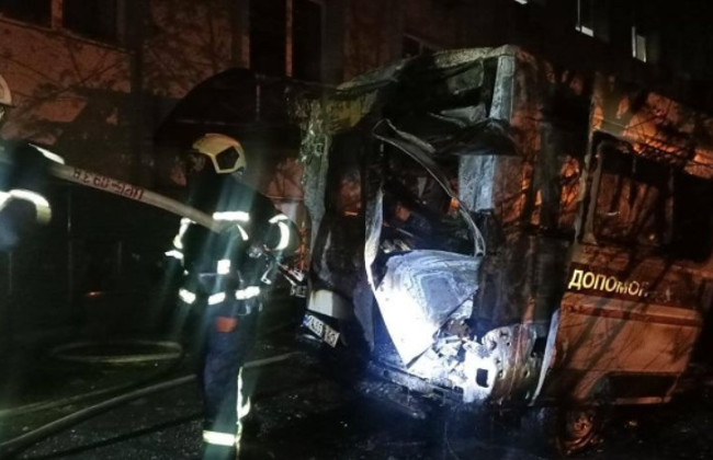 В Киеве возле больницы загорелся автомобиль «скорой»: есть жертва