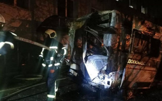 У Києві біля лікарні спалахнув автомобіль «швидкої»: є жертва