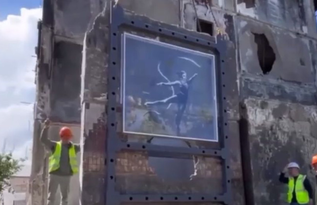 В Ирпене демонтировали часть стены дома из граффити Бенкси, видео