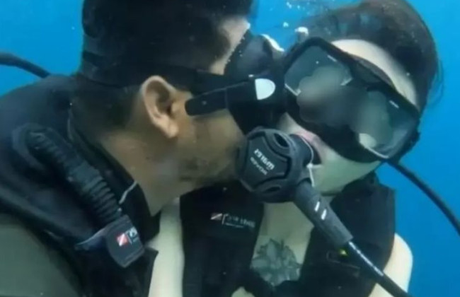 Пристрасного інструктора з дайвінгу заарештували за поцілунок туристки під водою