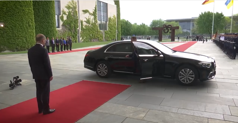 Владимир Зеленский опубликовал кадры встречи с канцлером Германии Олафом Шольцем в Берлине, видео