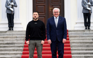 Зеленський прибув у Берлін у зустрівся з Штайнмаєром: фото і відео