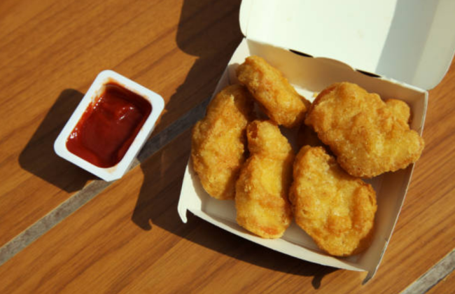 Во Флориде родители судятся с McDonald's, потому что ребенок обожгся нагетсом