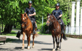 У Києві поліцейські знов сіли на коней та велосипеди, фото