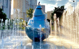 У Києві на Позняках запрацював світломузичний фонтан у вигляді фрукту: фото