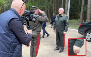 Лукашенко вперше з 9 травня з’явився на публіці і знову з дивною пов'язкою: фото та відео