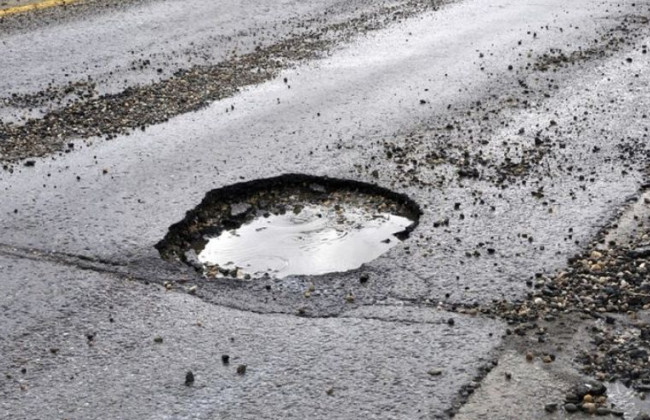 Замість подяки – штраф: пенсіонера покарали за те, що він залатав яму на дорозі