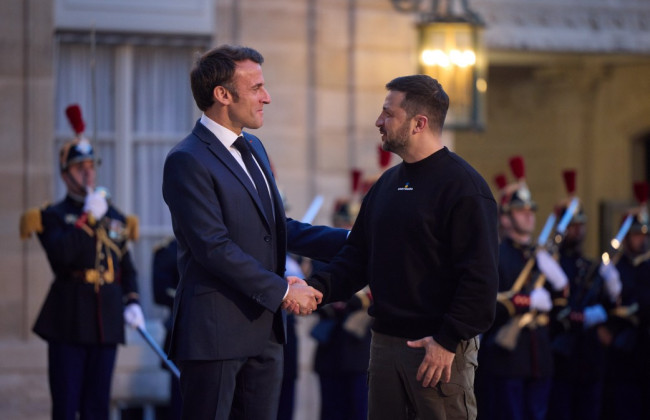 Зеленский прибыл в Париж и поговорил с Макроном: что обсуждали
