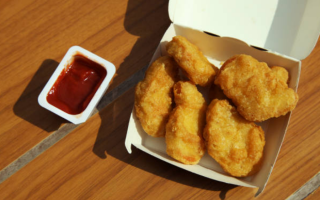 Во Флориде родители судятся с McDonald's, потому что ребенок обожгся нагетсом