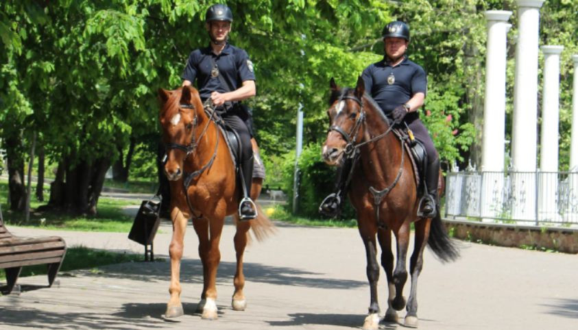В Киеве полицейские снова сели на лошадей и велосипеды, фото