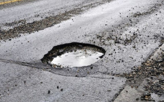 Вместо благодарности – штраф: пенсионера наказали за то, что он залатал яму на дороге
