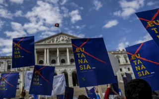 У Португалії легалізували евтаназію