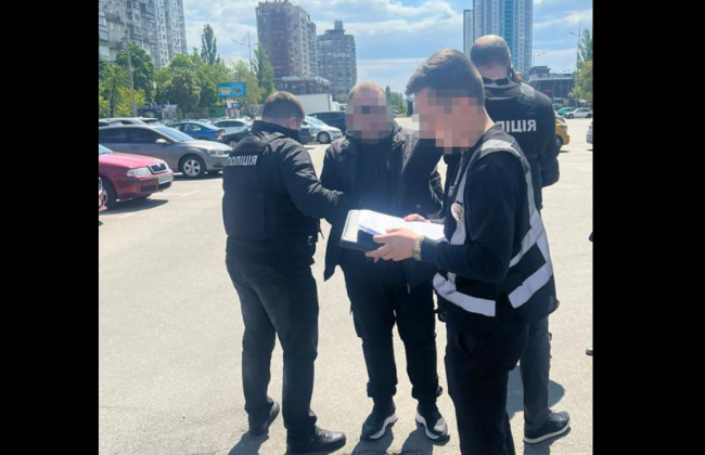 За ₴250 000 обіцяв безперешкодний виїзд за кордон: у Києві затримали псевдоадвоката