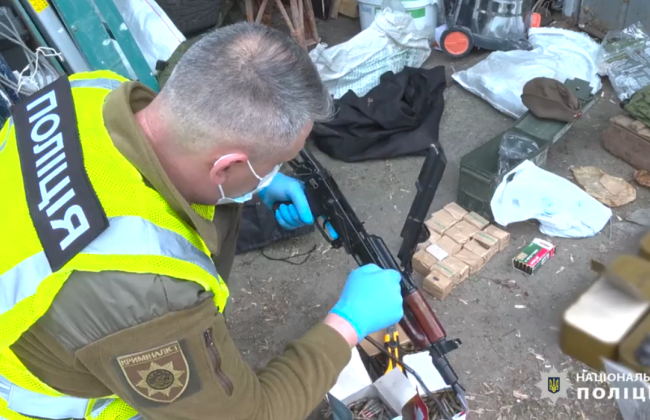 У Києві в одному з місцевих гаражів виявили арсенал зброї: відео
