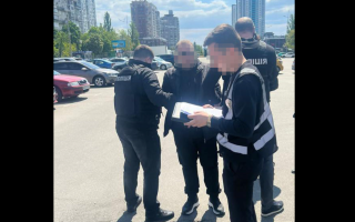 За ₴250 000 обіцяв безперешкодний виїзд за кордон: у Києві затримали псевдоадвоката