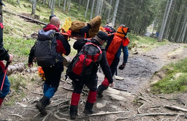 В Карпатах двое туристов сорвались со скалистого участка во время спуска