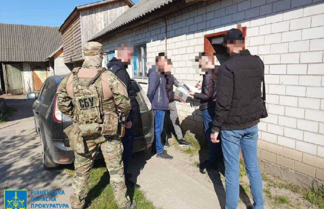 Вносили сведения об уклонистах в систему «Путь»: правоохранители разоблачили канал незаконной переправки мужчин за границу