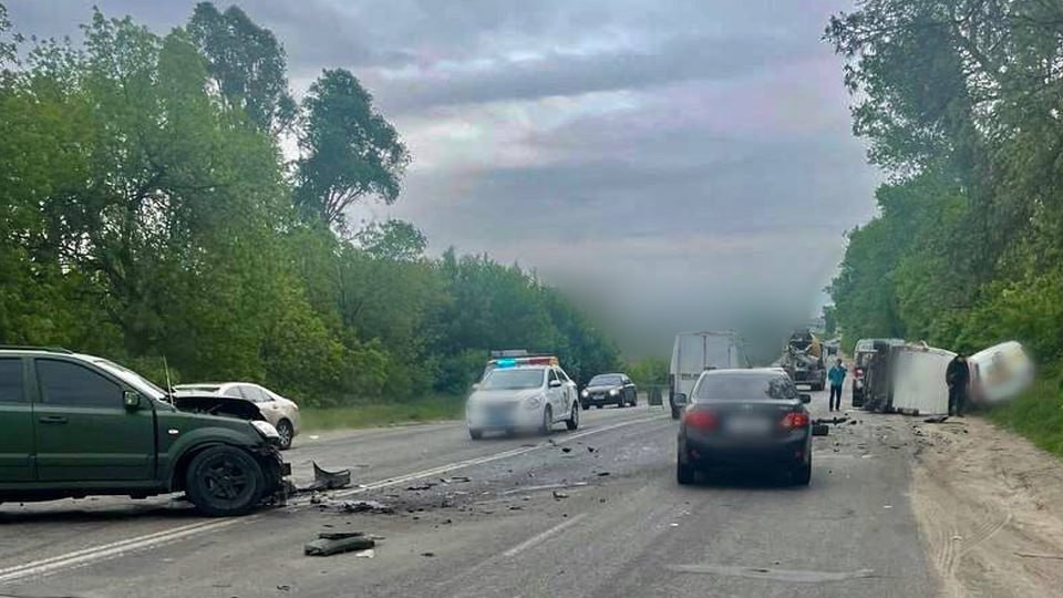 На Київщині сталась велика аварія, один автомобіль перекинувся на бік: є потерпілі