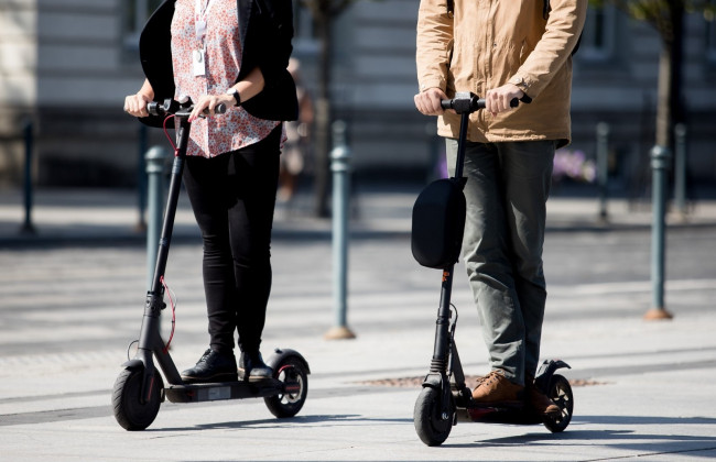 Водителей электросамокатов обяжут одевать светоотражающий жилет и шлем: в Литве приняли изменения в закон