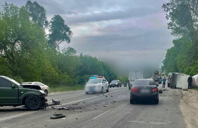 На Киевщине произошла большая авария, один автомобиль опрокинулся на бок: есть пострадавшие