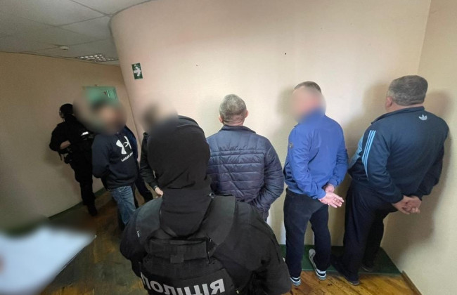 Створювали штучні перешкоди під час реєстрації сільгосптехніки, щоб отримати хабаря: на Київщині затримано службовців Держпродспоживслужби