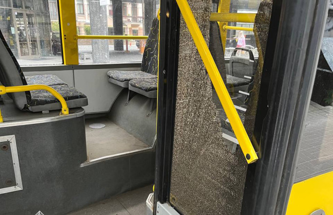 У Києві чоловік жбурнув електросамокат у вікно тролейбуса