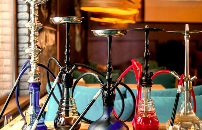 В Киеве изъяли табачные изделия в нелегальных лотках с кальянами на Почтовой площади