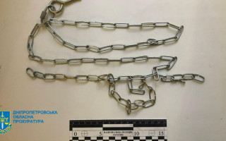 «Воспитывал» 5-летнего пасынка, держа его на цепи: в Днепропетровской области задержали местного жителя
