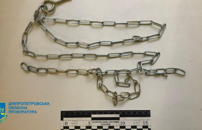 «Воспитывал» 5-летнего пасынка, держа его на цепи: в Днепропетровской области задержали местного жителя