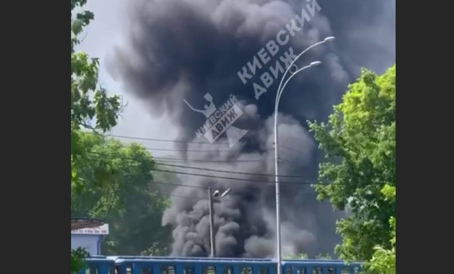 У Києві спалахнула пожежа на території Гідропарку: в небо здійнявся густий чорний дим, відео