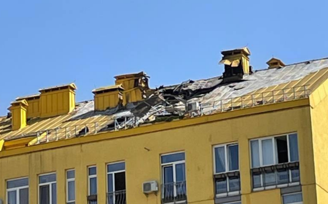 У Києві виникла пожежа на даху будинку після падіння уламків БПЛА: фото та відео