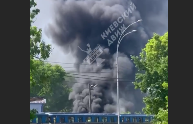 У Києві спалахнула пожежа на території Гідропарку: в небо здійнявся густий чорний дим, відео