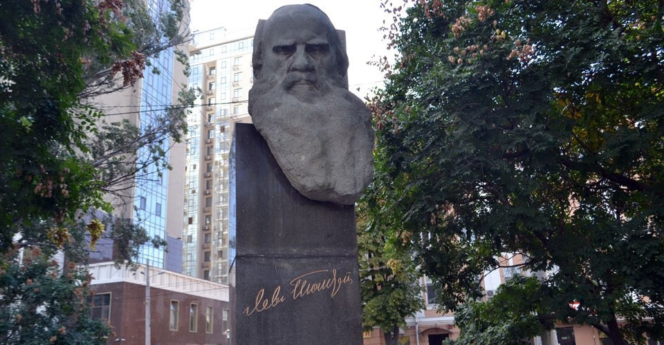 В Одесі демонтують пам'ятник Льву Толстому