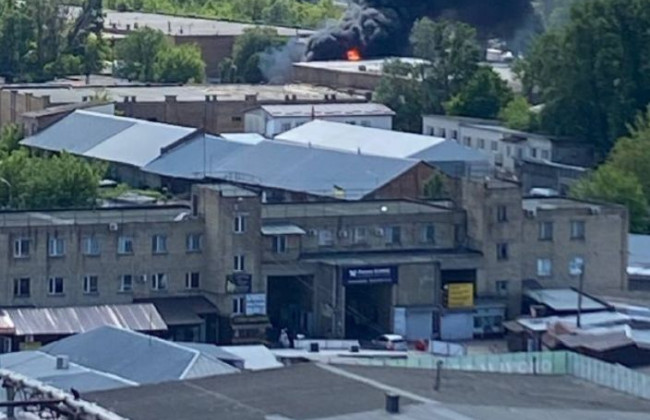 Піднявся стовп чорного диму: у Києві виникла сильна пожежа, відео