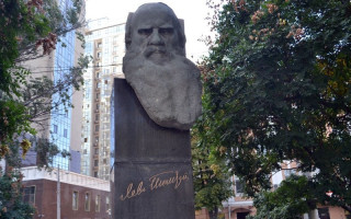 В Одессе демонтируют памятник Льву Толстому