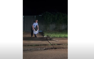 Полицейский с полотенцем попытался справиться с крокодилом, но что-то пошло не так: курьезное видео