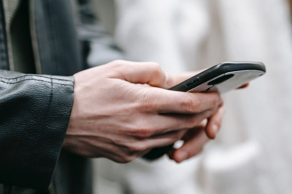 Отдала более 700 тысяч гривен, чтобы поскорее встретиться с «женихом из Сингапура»: 63-летняя волынянка попала на крючок мошенника