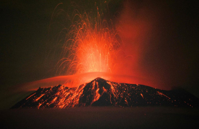 В Мексике проснулся один из активнейших вулканов мира: зрелищные фото