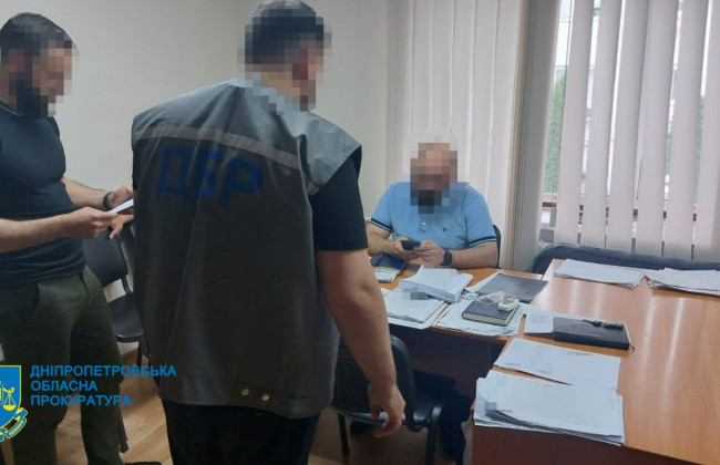 Пообіцяв допомогти уникнути кримінальної відповідальності за $3000: у Дніпрі викрито поліцейського