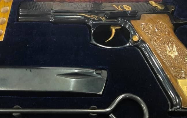 Чи потрібно декларувати зброю як нагороду (відзнаку): роз’яснення НАЗК