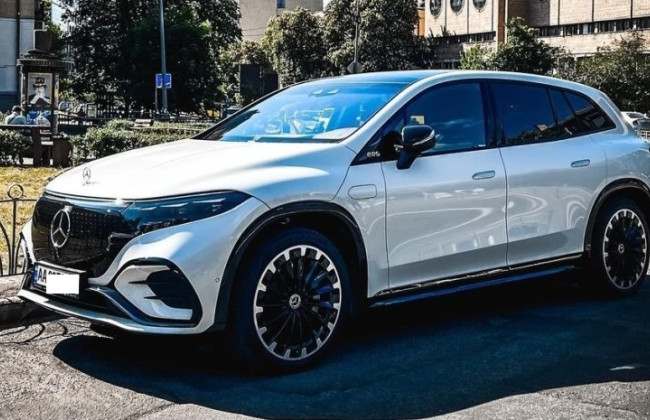 Запас ходу 600 км: у Києві помітили найдорожчий електрокросовер Mercedes, фото