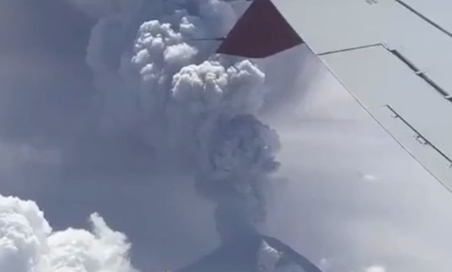 Извержение вулкана Попокатепетль засняли на видео с борта самолета: впечатляющие кадры
