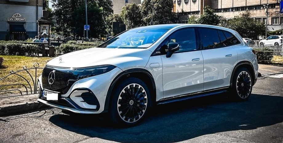 Запас ходу 600 км: у Києві помітили найдорожчий електрокросовер Mercedes, фото