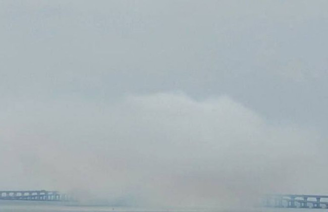 Окупанти перекрили Кримський міст, над ним піднімався густий дим: фото та відео